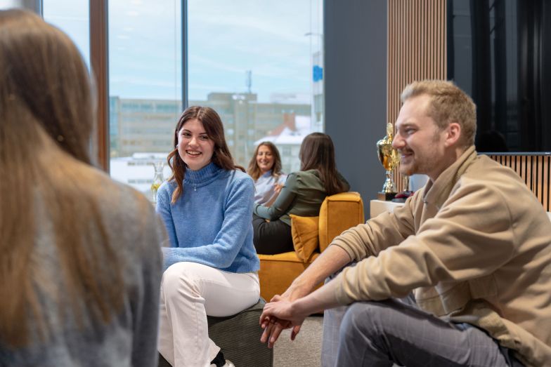 Smarketer-Group-Off-Work-Personen-3